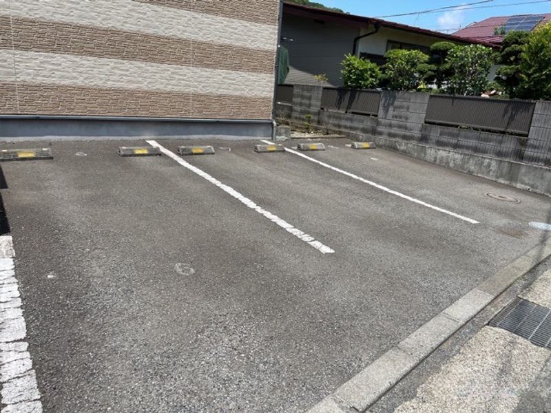 レオパレスグリーンハイツ二宮 駐車場