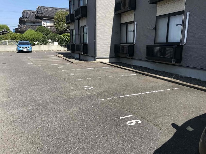 レオパレスエスターテベント 駐車場