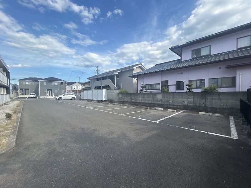レオパレスフローラ 駐車場