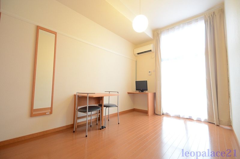 レオパレスぬまた 居間