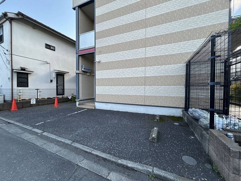 レオパレスクレール岸町 駐車場