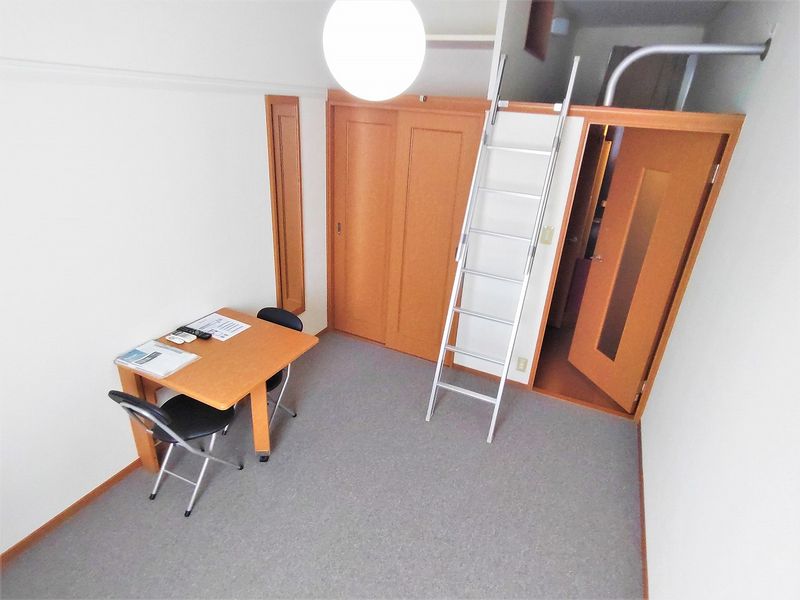 レオパレスレジデンス城ヶ崎 居間