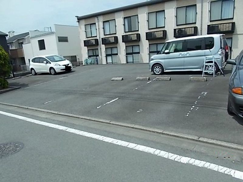 レオパレスリズィエール 駐車場