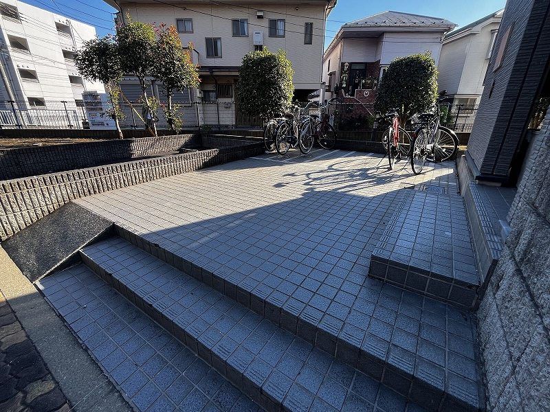 レオパレスプレシア エントランス