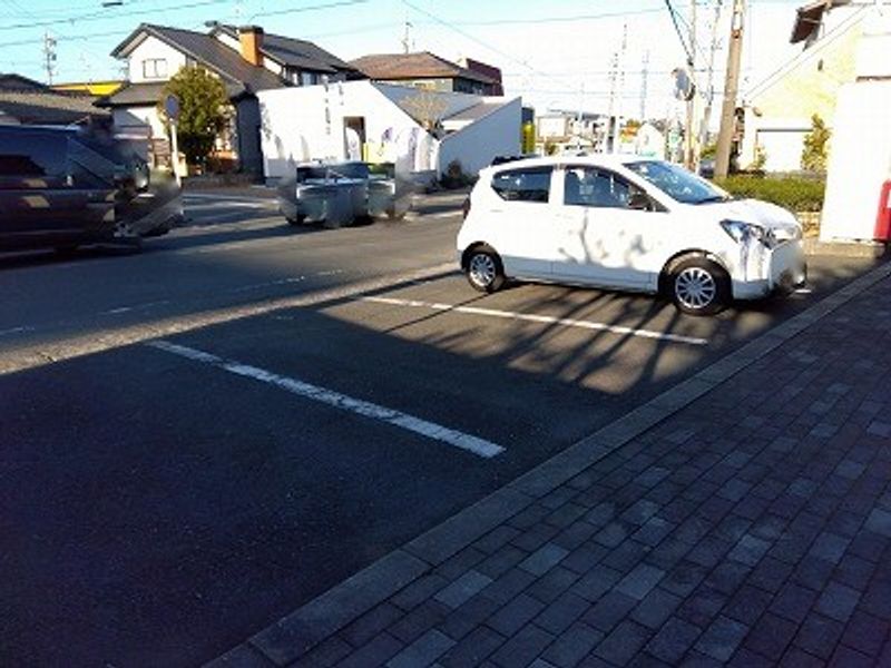 レオパレスひまわりくん 駐車場