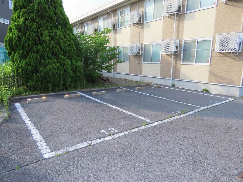 レオパレスエバーグリーンＡ 駐車場