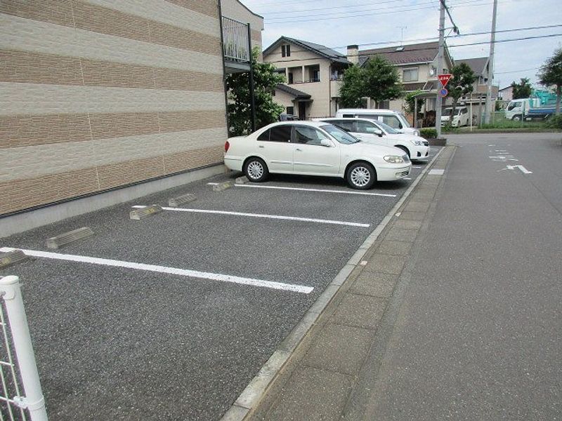 レオパレスブリリアント緑 駐車場