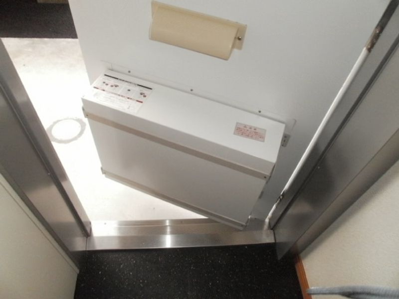 レオパレスカワセミ 玄関