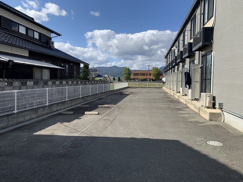レオパレスゴールデン 駐車場