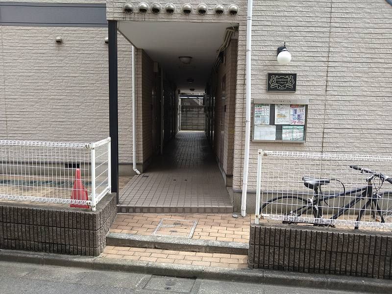 レオパレスイキ明大前 エントランス