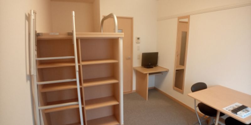 レオパレスシャルム宝 居間
