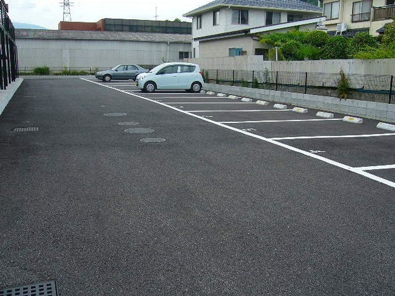 レオネクストウィル 駐車場