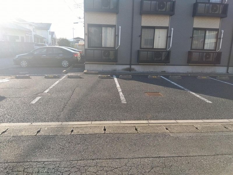 レオパレスルーアル岡 駐車場