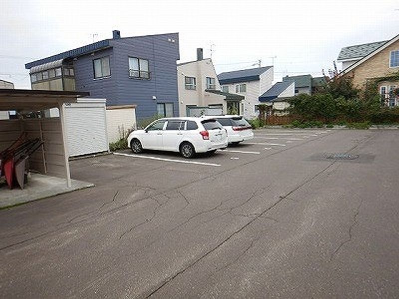 レオパレスフォレスト５５ 駐車場