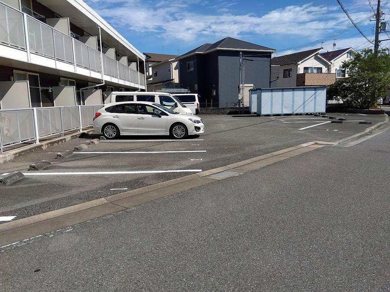 レオパレスアルナージ 駐車場