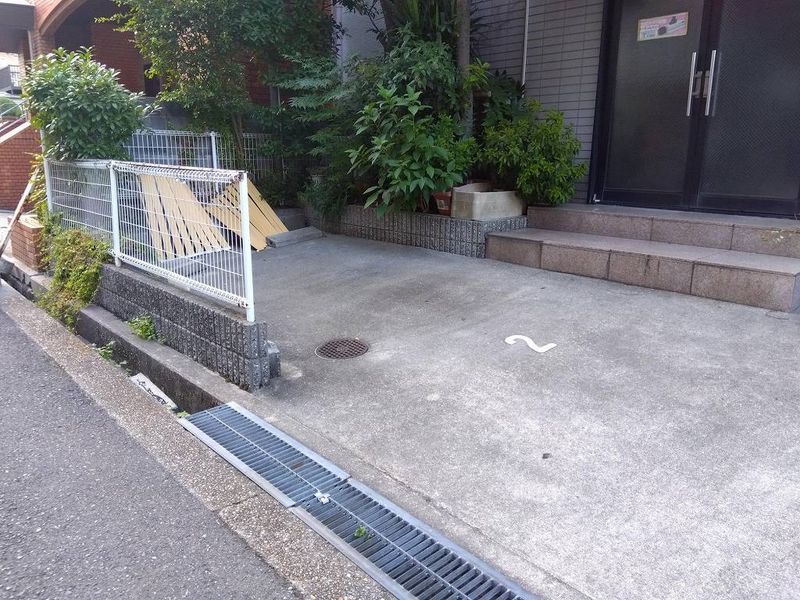 レオパレスＴＯＭＯＭＡＴＳＵ 駐車場