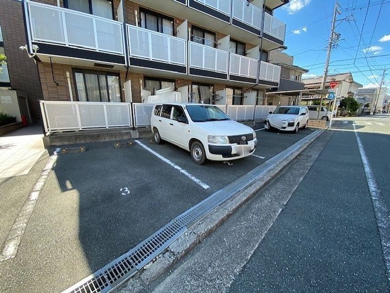 レオパレスサザンクロス海老塚 駐車場