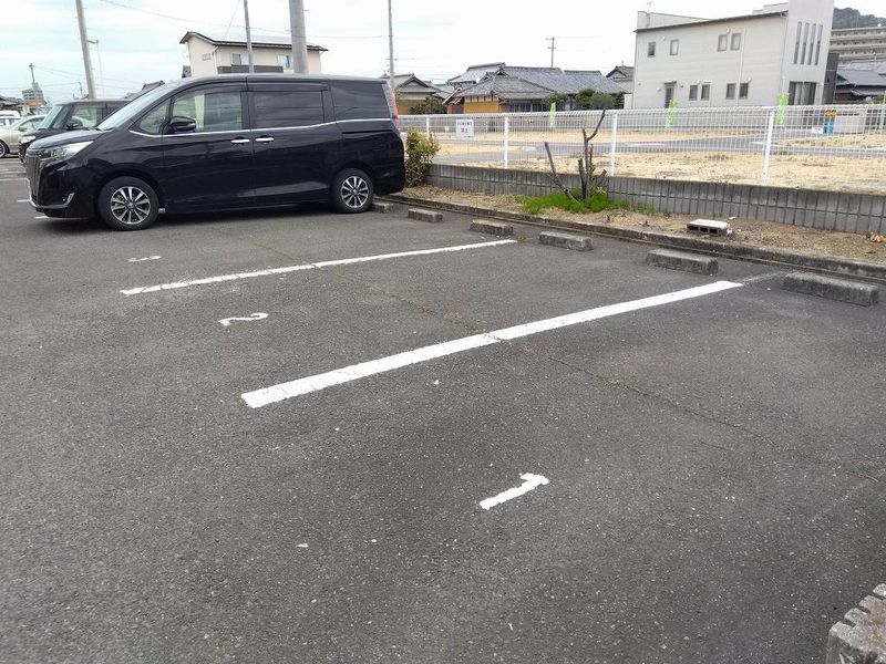 レオパレス高木 駐車場