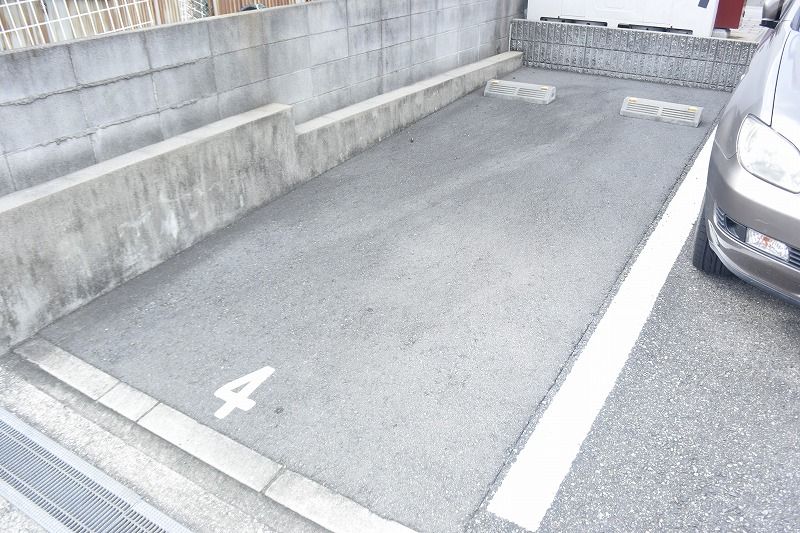 レオパレスオアシス 駐車場