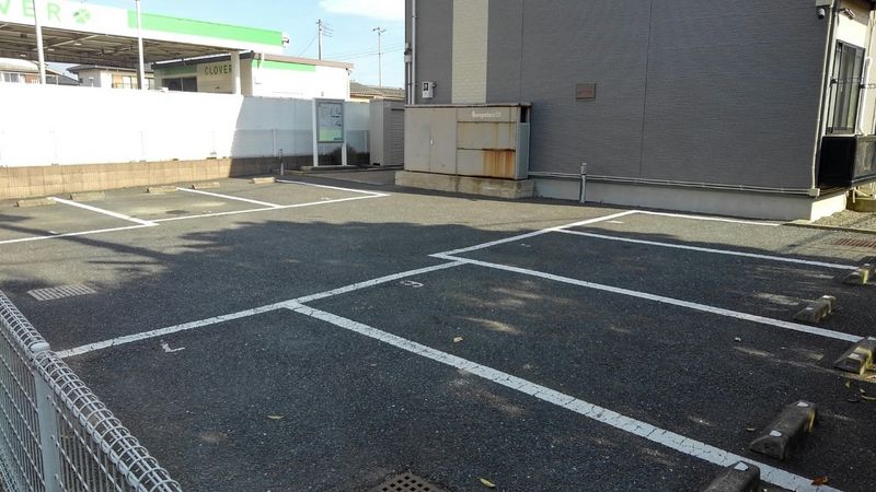 レオパレスシーサイド３０ 駐車場