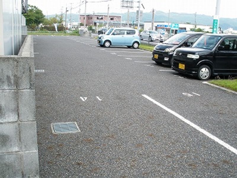 レオパレスフレンズ 駐車場