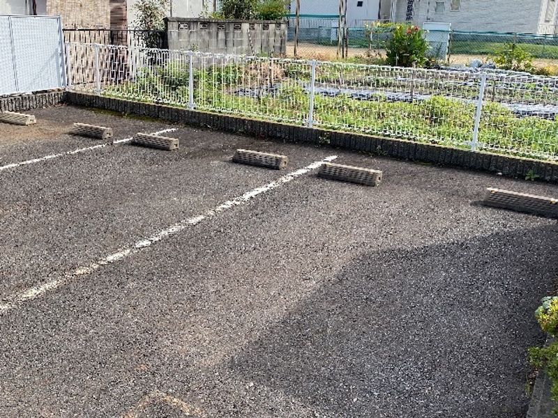 レオパレスグリーンローズ 駐車場