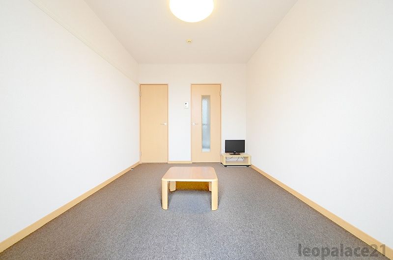 レオパレス小山田 居間