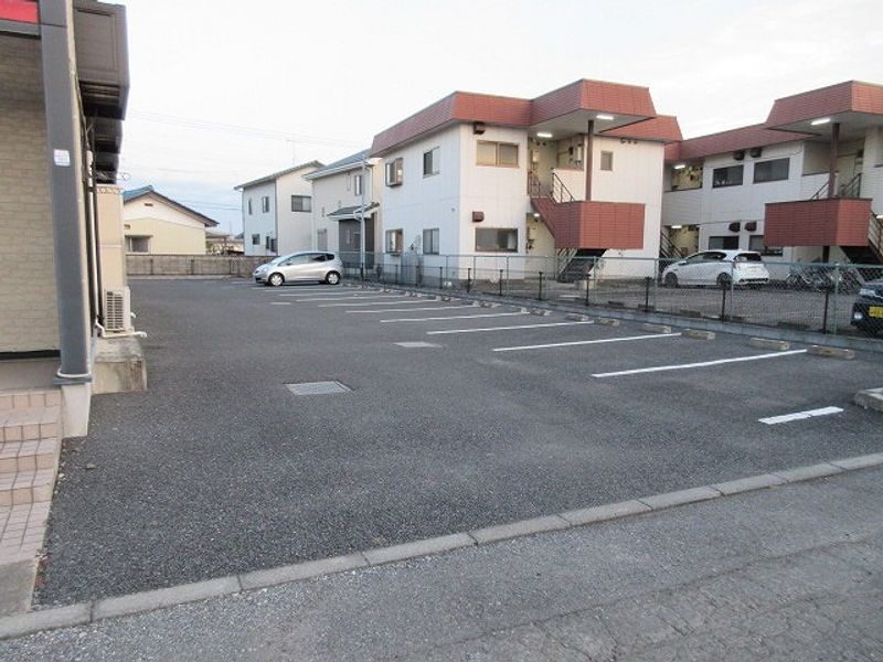 レオパレスオム 駐車場