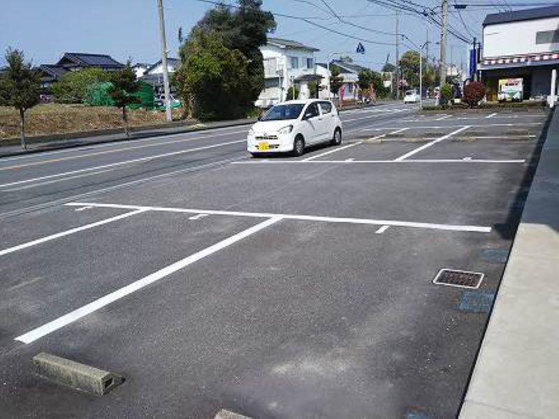 レオパレスいずみ２ 駐車場