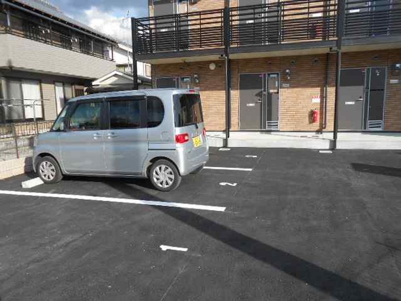 レオネクストアンクオーレ 駐車場