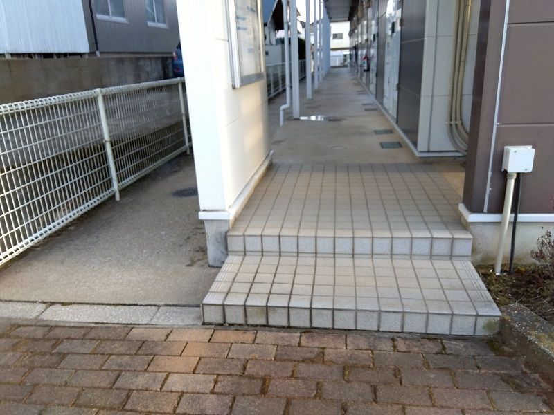 レオパレスルベエル エントランス