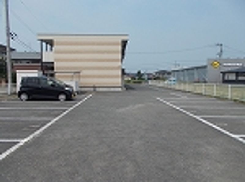 レオパレスピアーチェ加美 駐車場