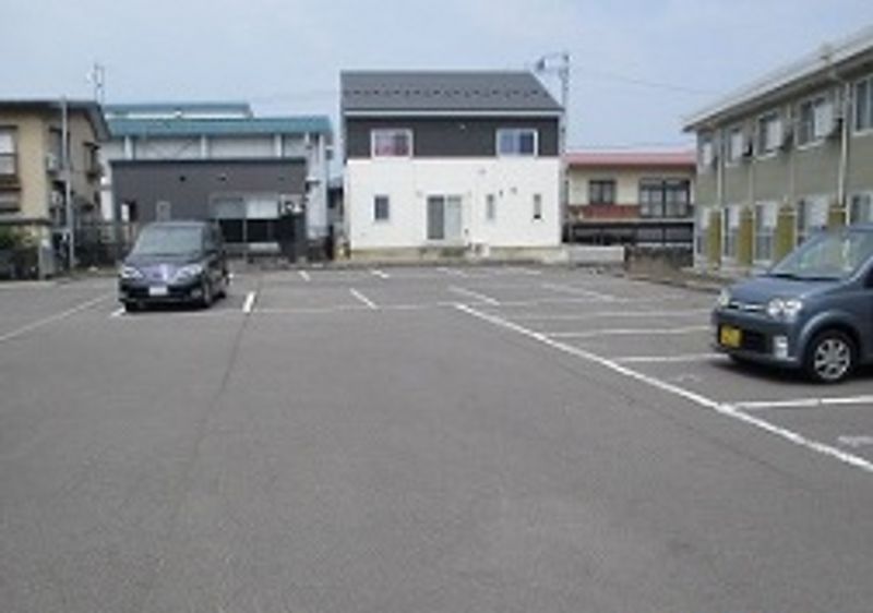 レオパレスユキ 駐車場