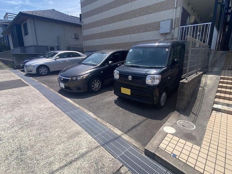 レオパレス鴻の巣 駐車場