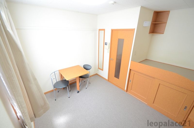 レオパレス新屋敷東 居間
