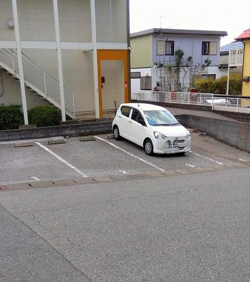 レオパレスアムールハウス 駐車場