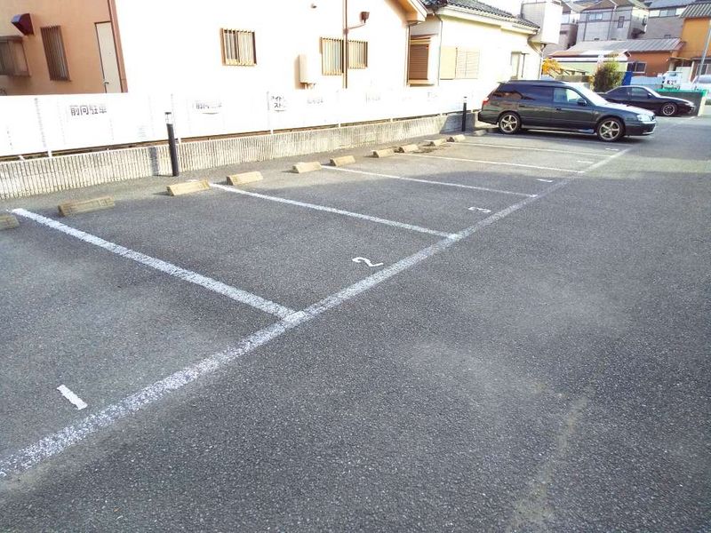 レオパレスルミエール 駐車場