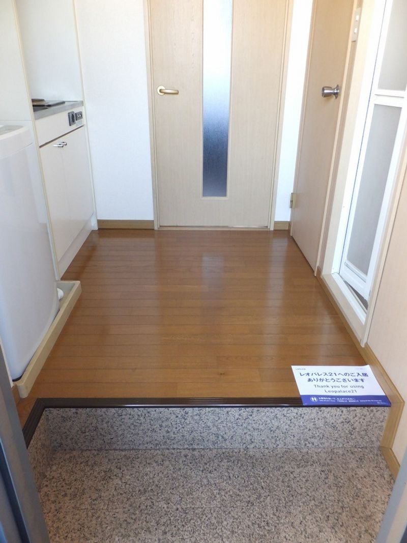 レオパレスさくらはうす 玄関