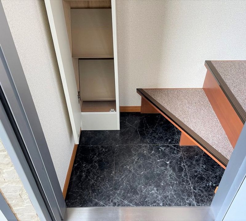 レオパレスハクジュ 玄関