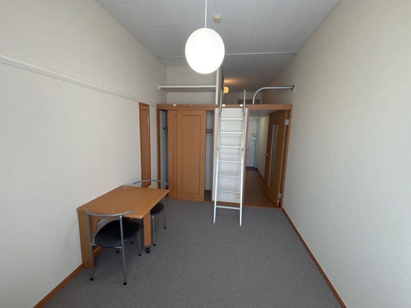 レオパレスペニーハイツⅢ 居間