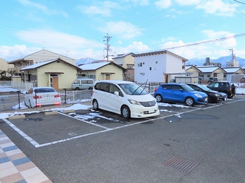 レオパレスアカシヤＢ 駐車場