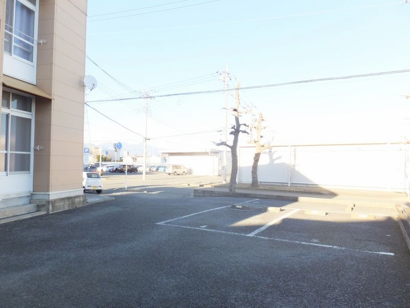 レオパレスフィールド 駐車場