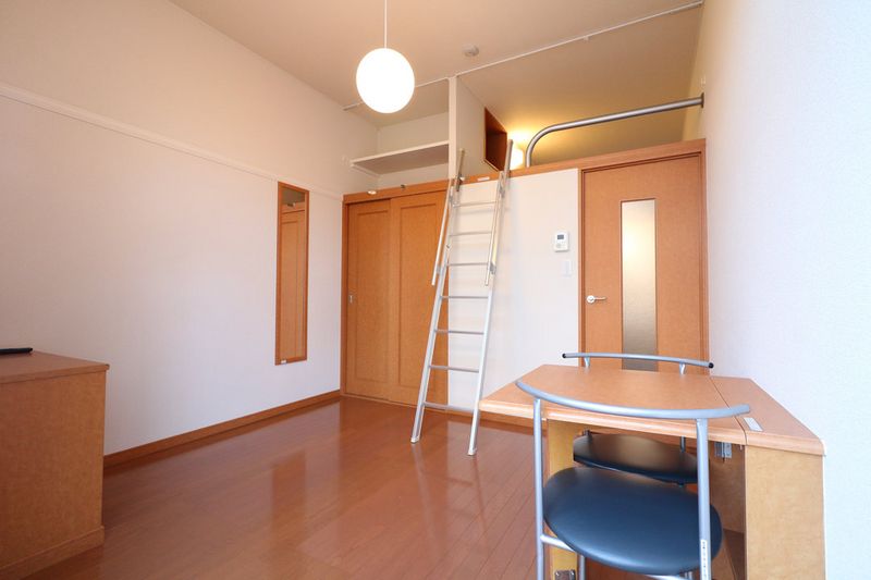 レオパレス南彦根Ⅰ番館 居間