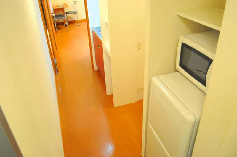 レオパレス日野 玄関