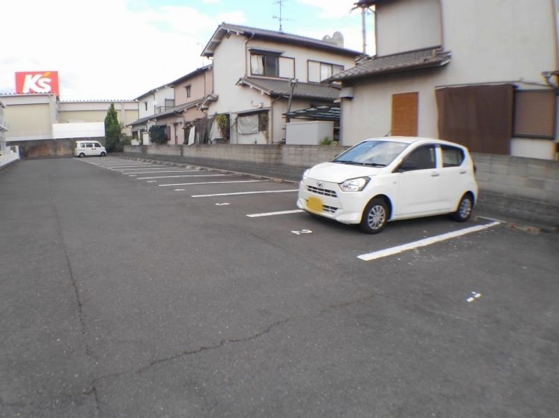 レオパレス四季 駐車場