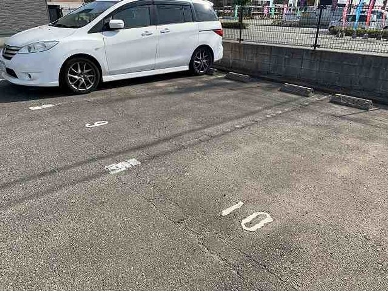 レオパレスドルチェ富の原 駐車場