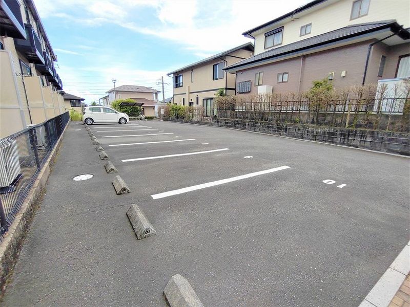 レオパレス花山手 駐車場