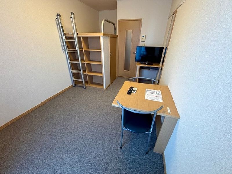 レオパレスミルキーウェイ 居間