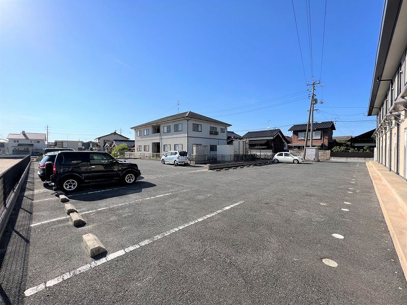 レオパレスサニーホームズ 駐車場