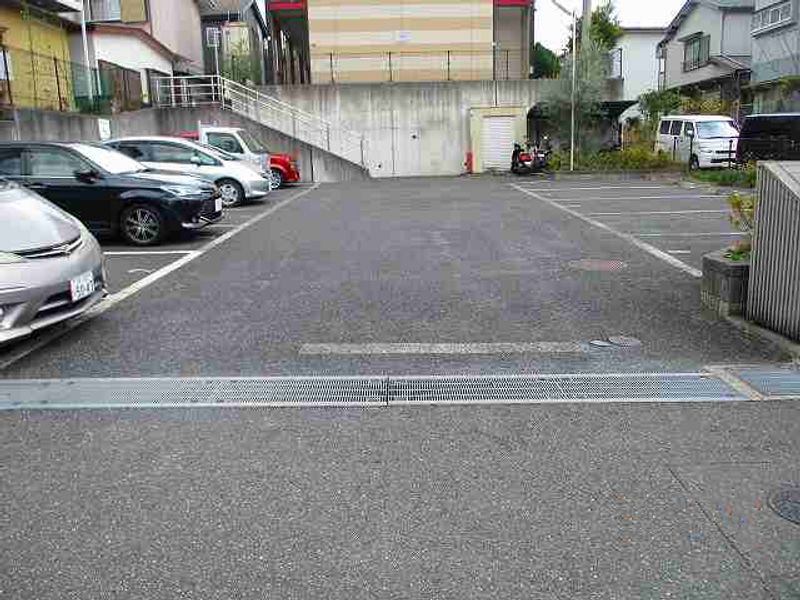 レオパレス南逆井 駐車場